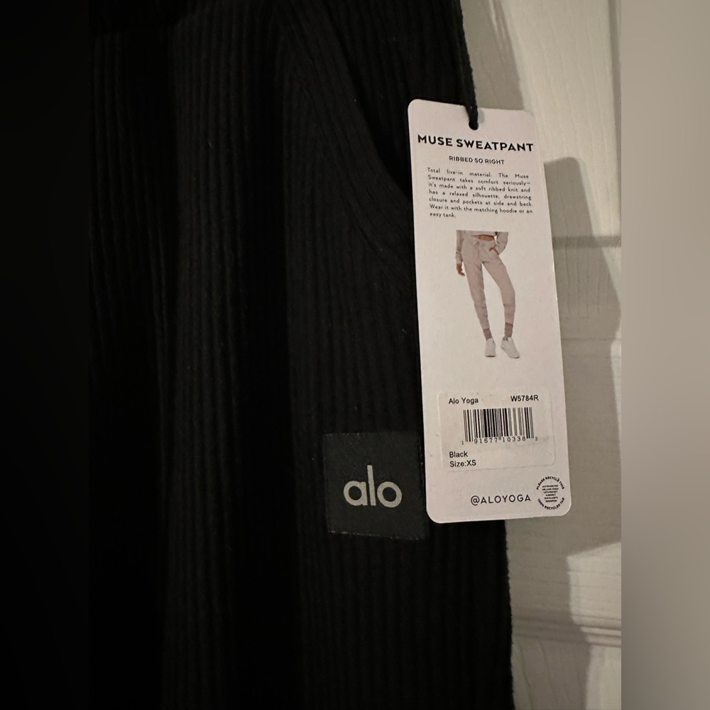 NWT! ALO Yoga Muse Sweatpant - black - Picture 7 of 8